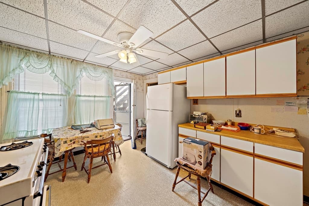 192 Paris St photo 5