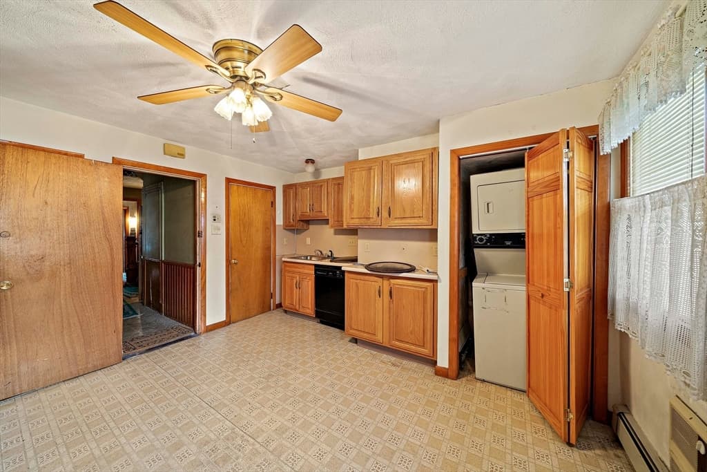 192 Paris St photo 4