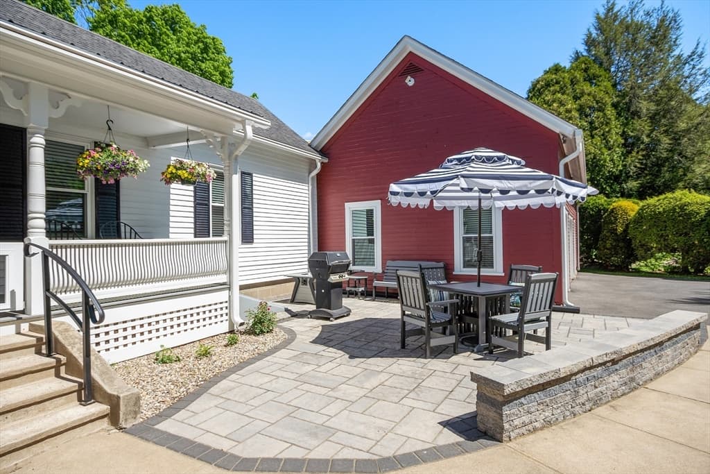 51 Sugarloaf St photo 4