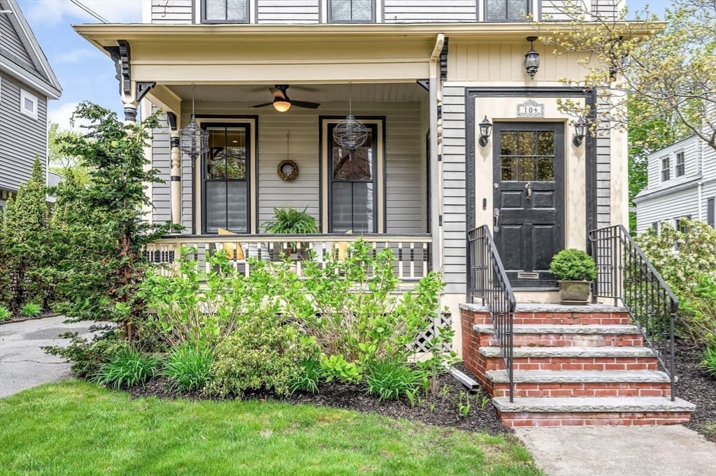 104 Cottage St photo 3
