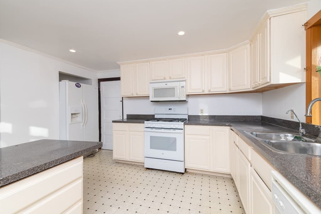 174 Bourne St photo 3