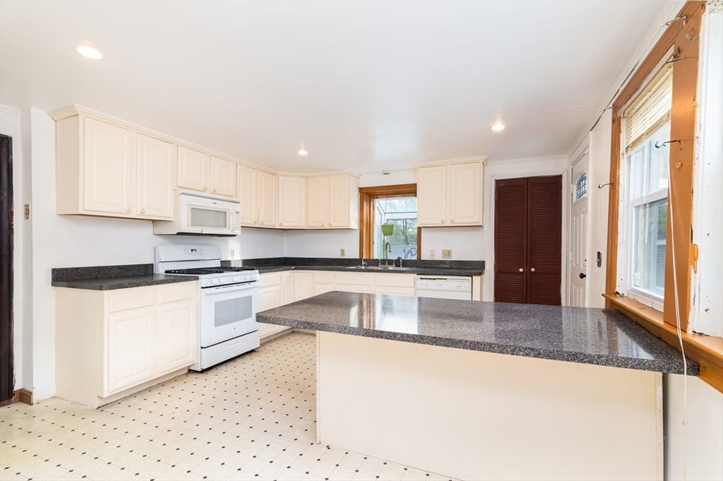 174 Bourne St photo 4