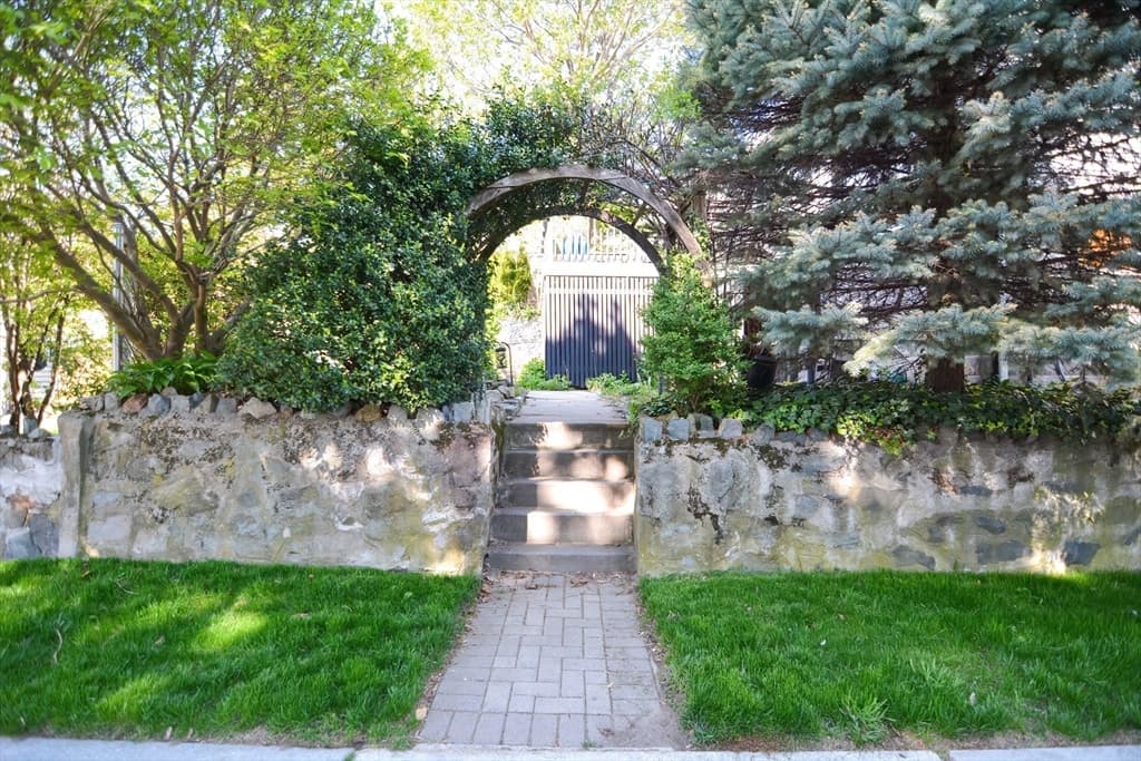 82 Pine St photo 3