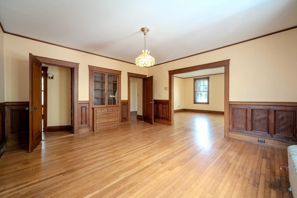 88 Central St photo 3