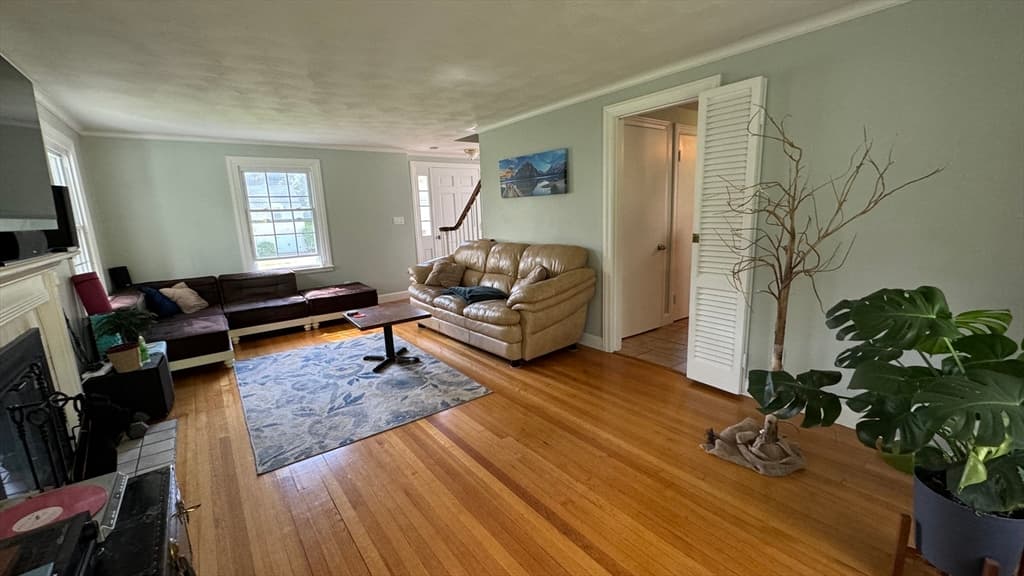 263 Burbank photo 5