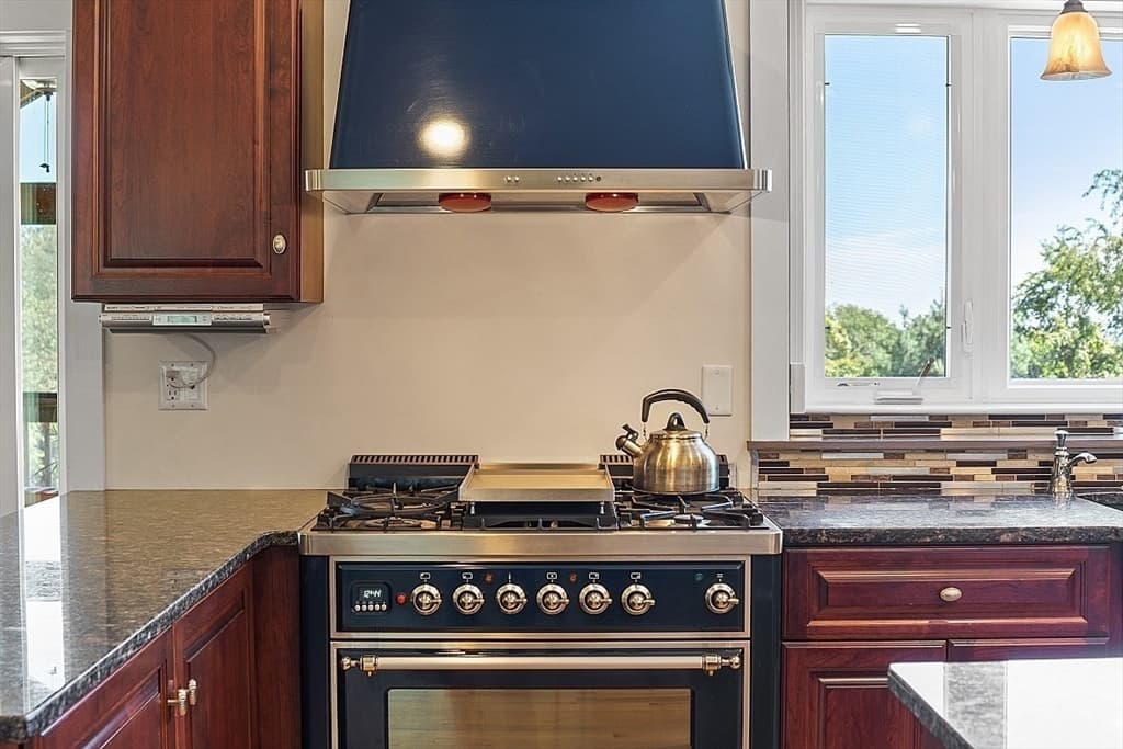 358 Reed Road photo 4