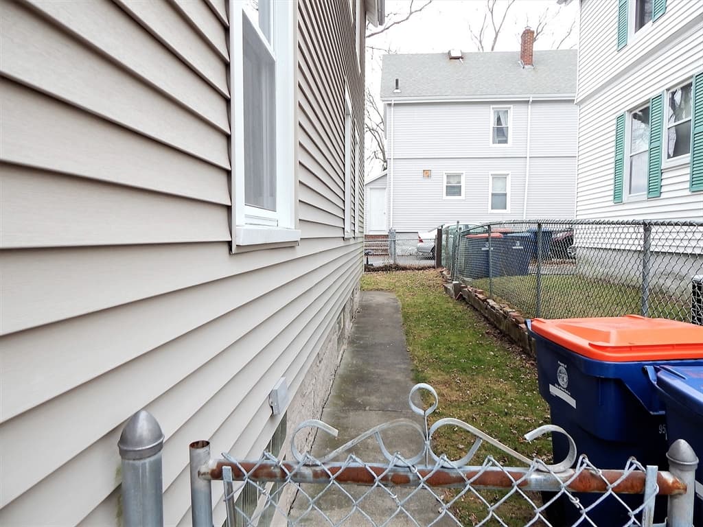 131 Sycamore St photo 4