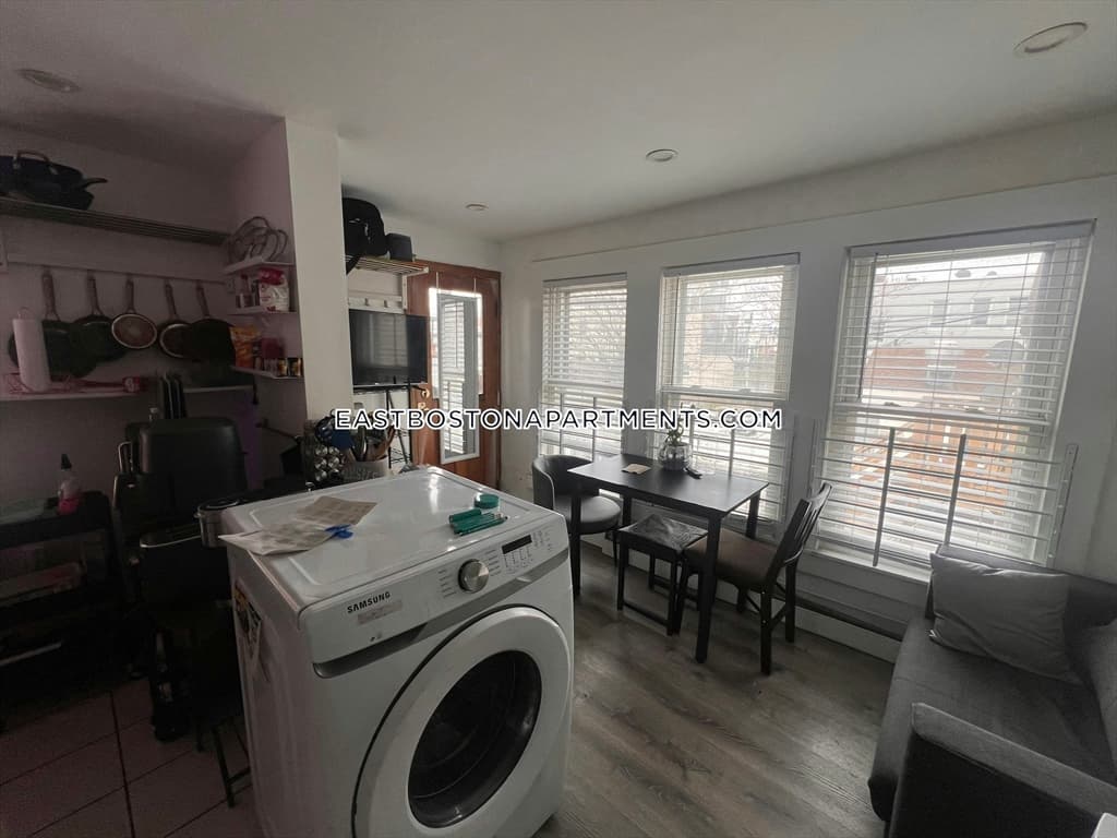 319 Bennington #2 photo 3