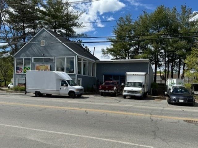 1687 Middlesex St. photo 2