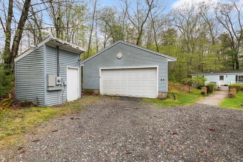 84 Forest Rd photo 4