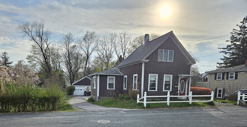 11 Lakeside Ave
