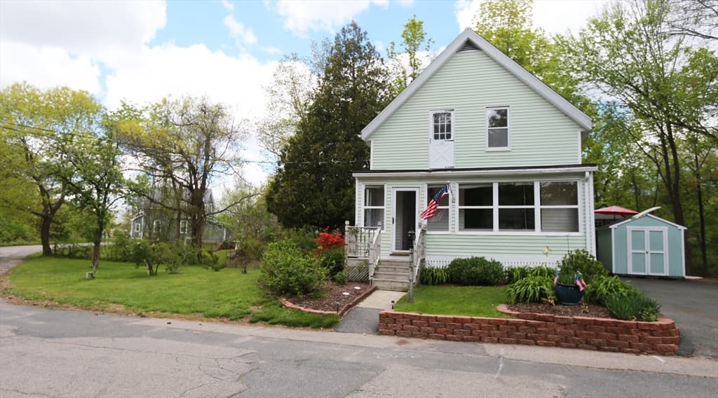 28 Howard Ave photo 3