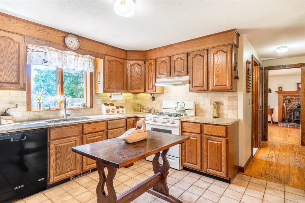 872 Somers Rd photo 2