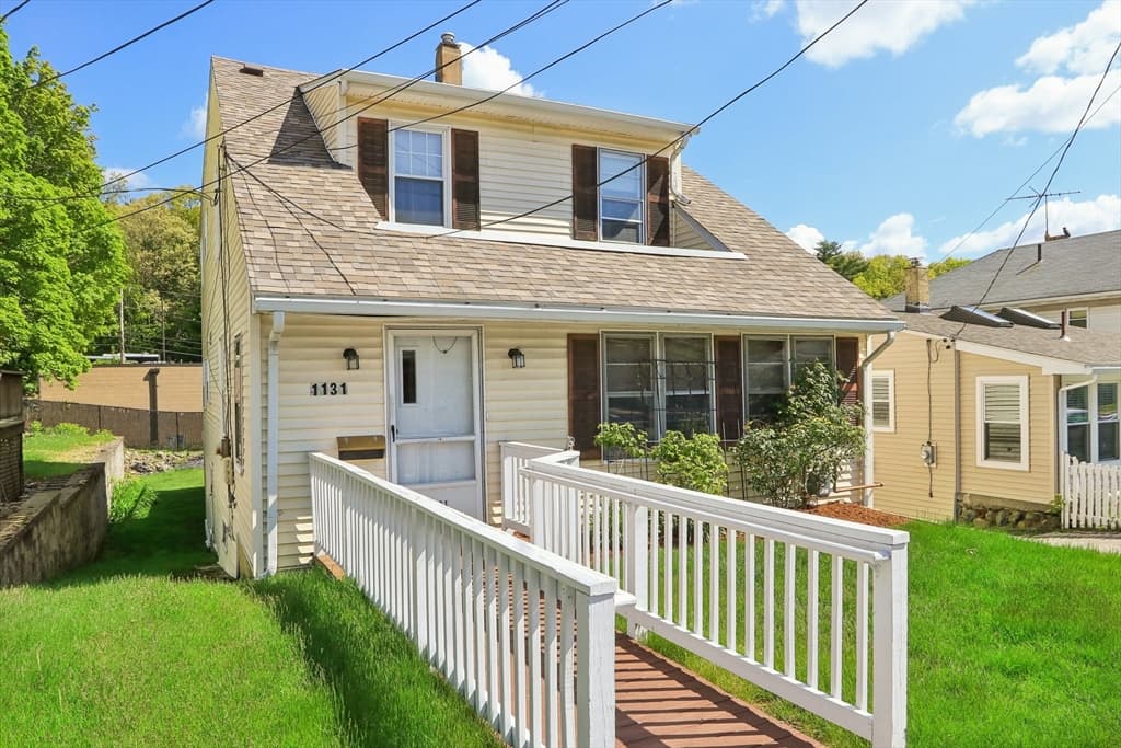1131 Main St