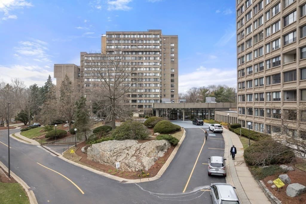 250 Hammond Pond Pkwy #1207S