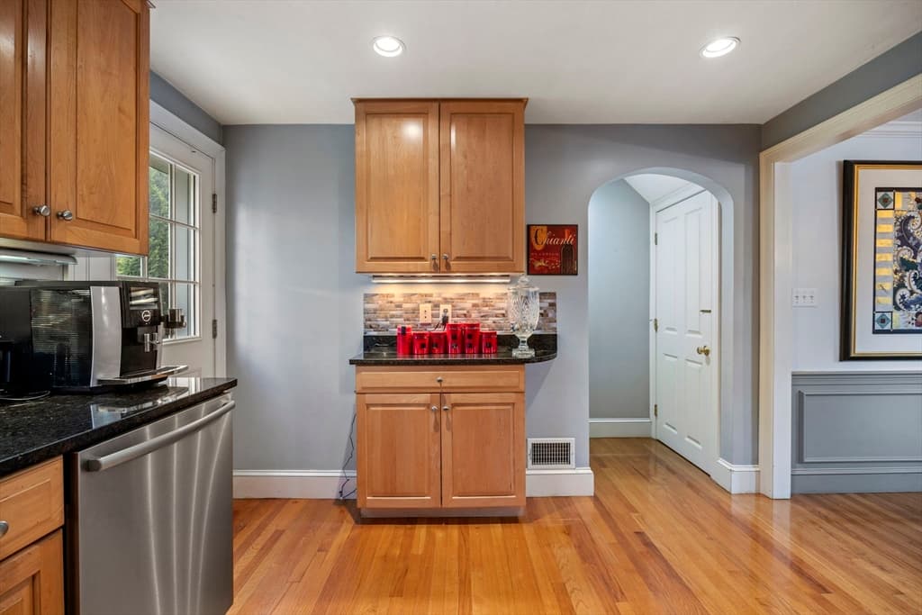 155 Great Plain Avenue photo 4