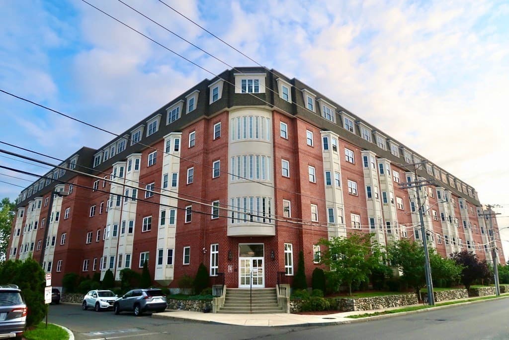 120 Wyllis Ave #202