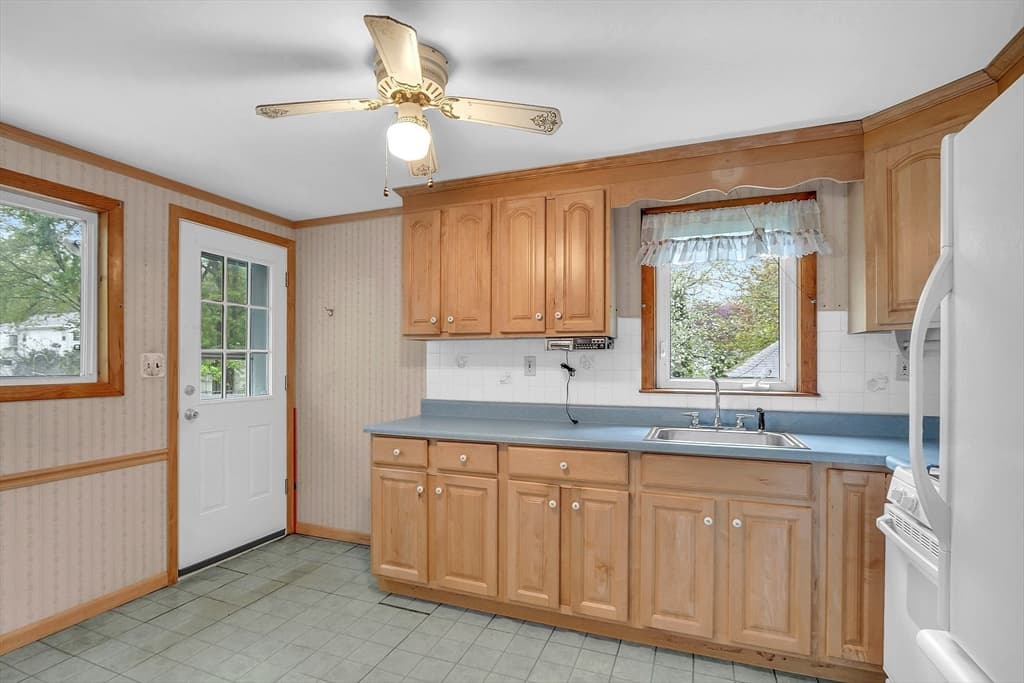 47 Richard Circle photo 2