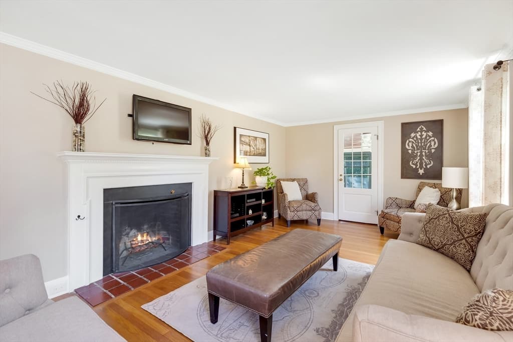 647 Lynn Fells Parkway photo 4