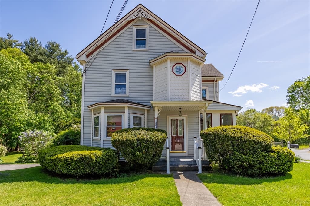 1585 Main St