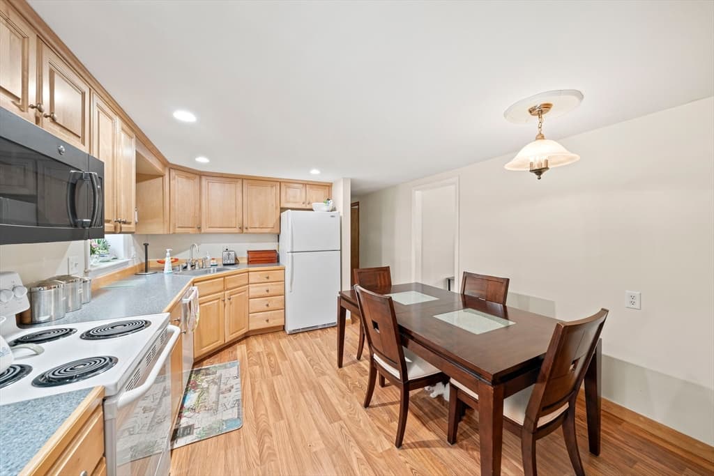 152 Oak St photo 4