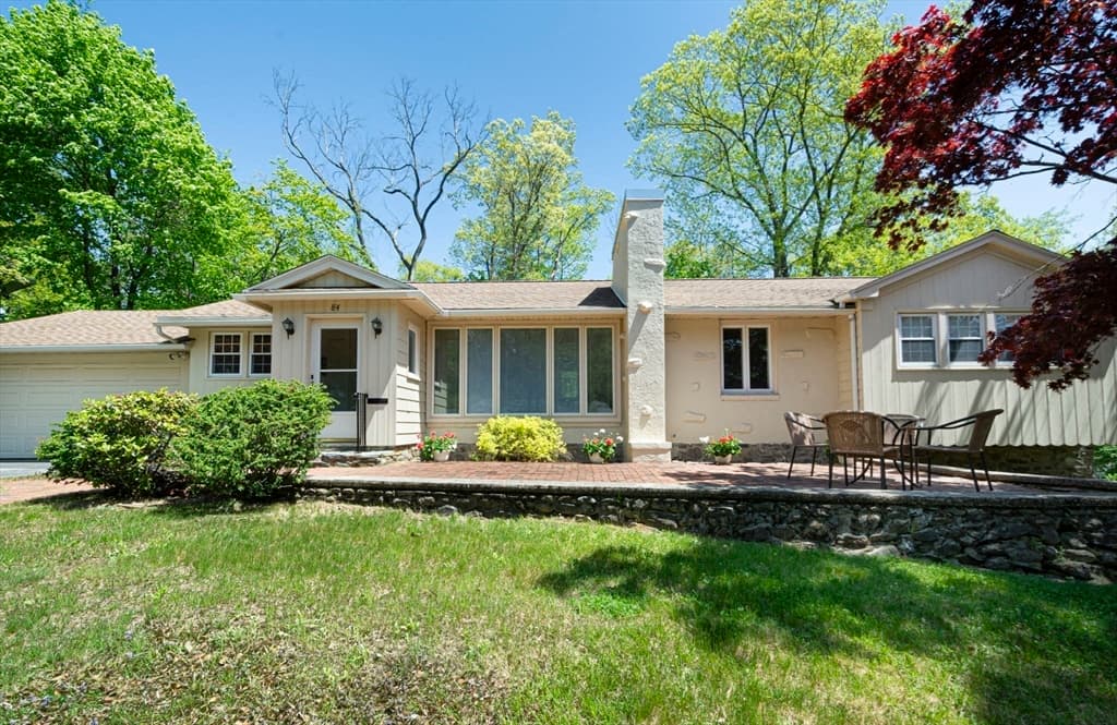 84 Newton Ave North photo 3