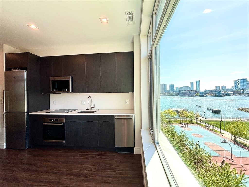 99 Sumner Street #513 photo 2