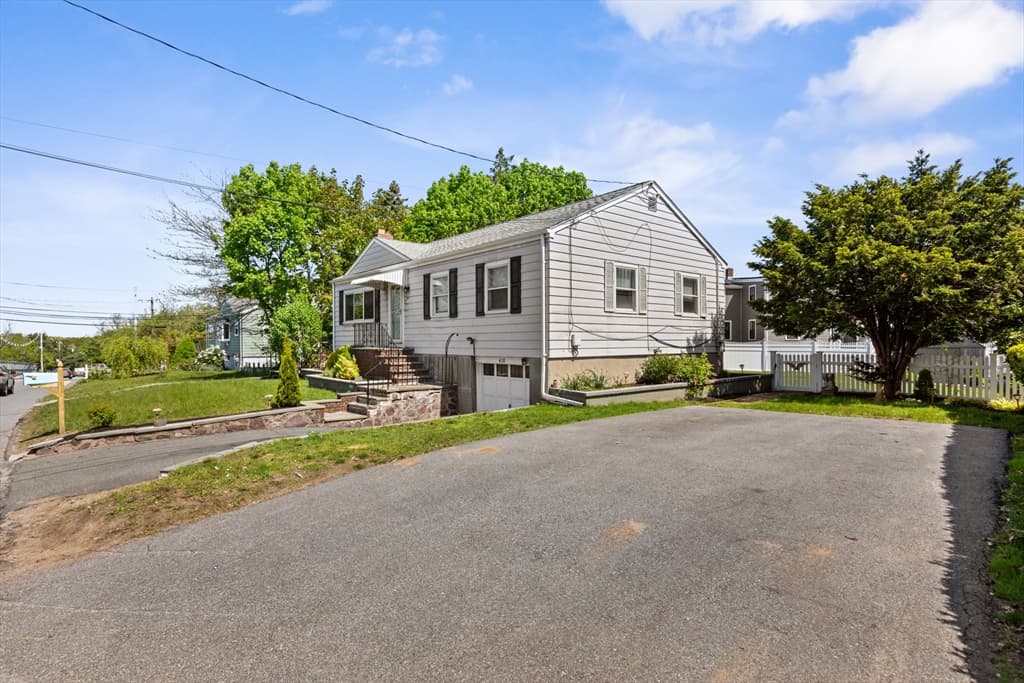 428 Salem St photo 2