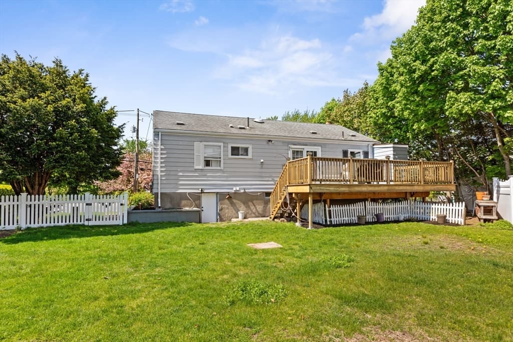 428 Salem St photo 3