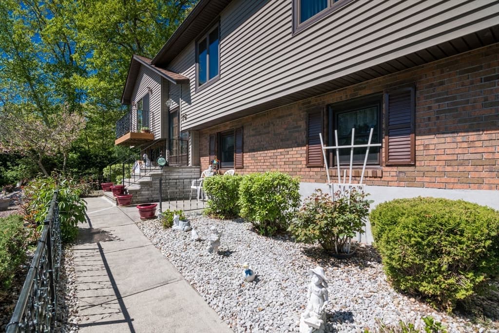 76 Hill Terrace photo 2