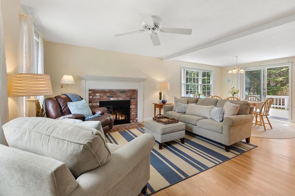 9 Raymond Way photo 5