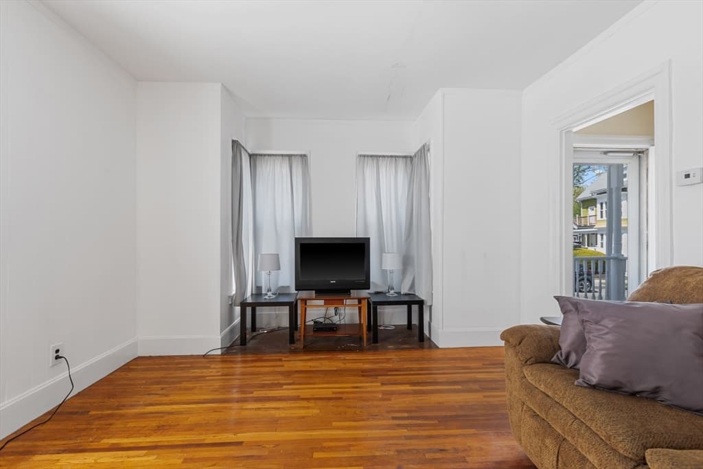 20 Trinity Ave photo 3