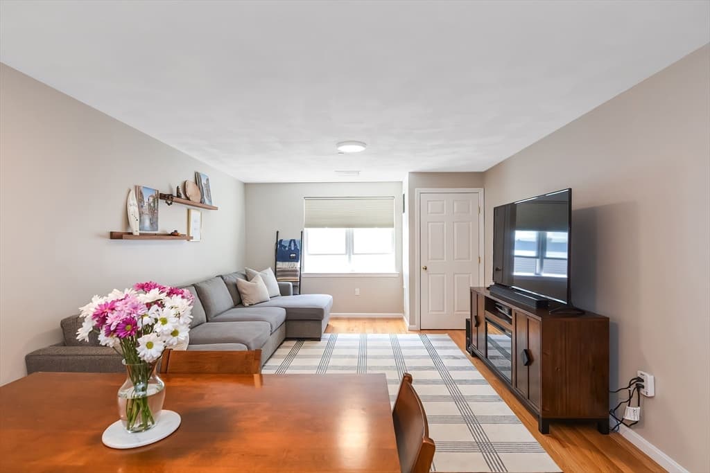 107 Foster St #204 photo 2