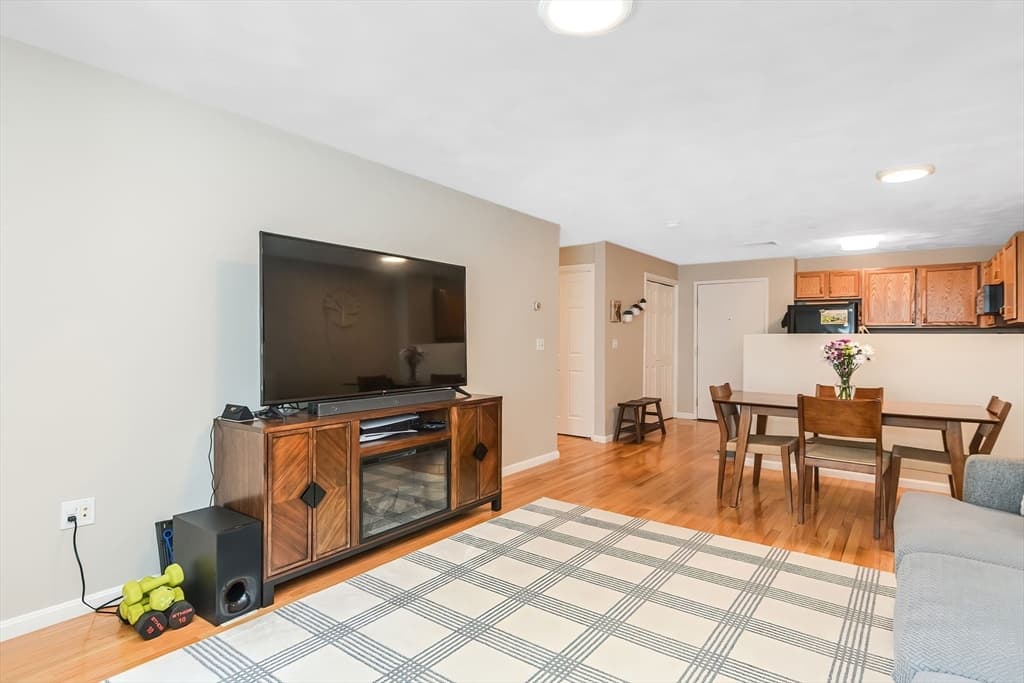 107 Foster St #204