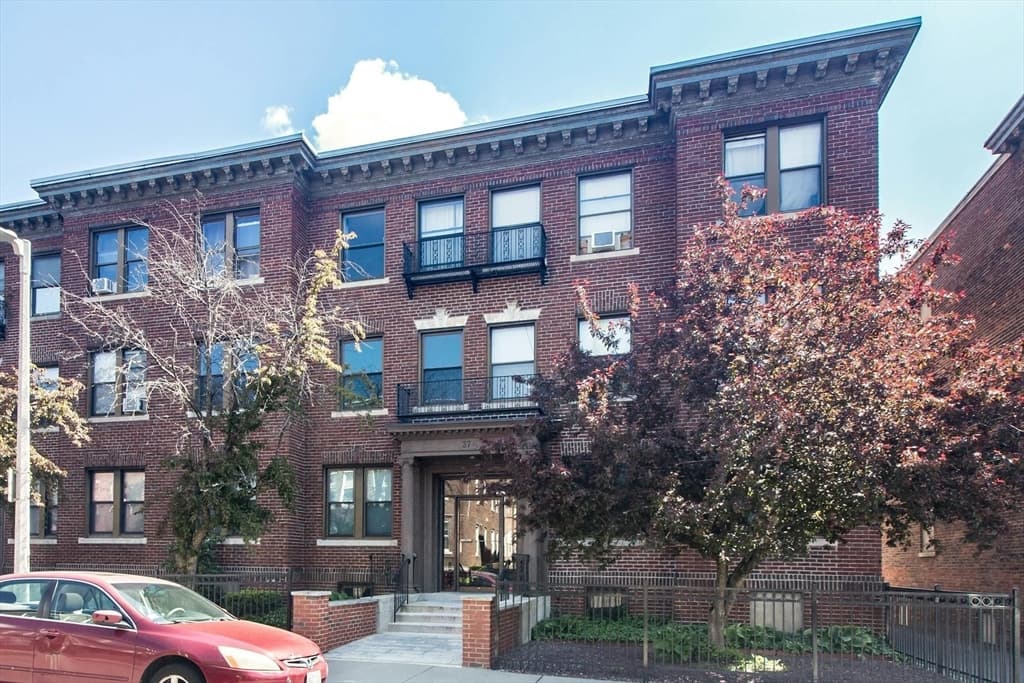 37 Park Vale Ave #3 photo 2
