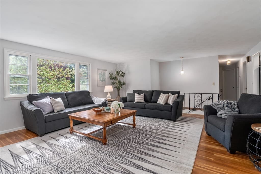 46 Angelica Dr photo 3