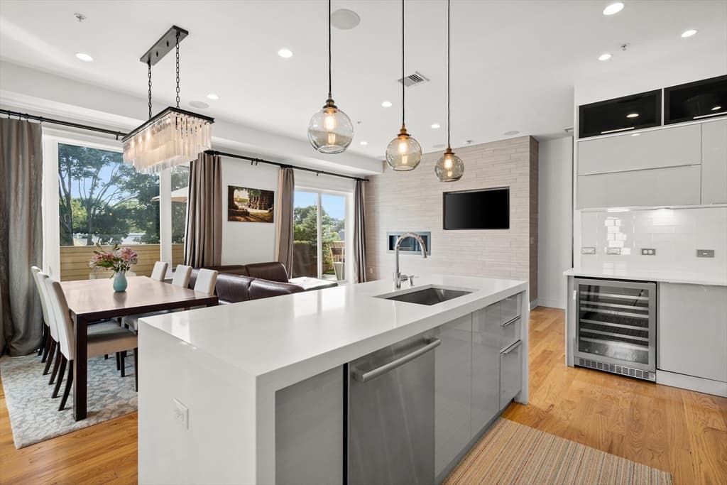 403 W 1st Street #402