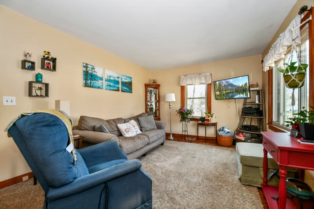 96 Fisher Street photo 3