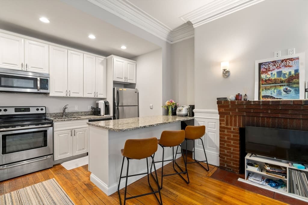 591 Beacon St #2 photo 2