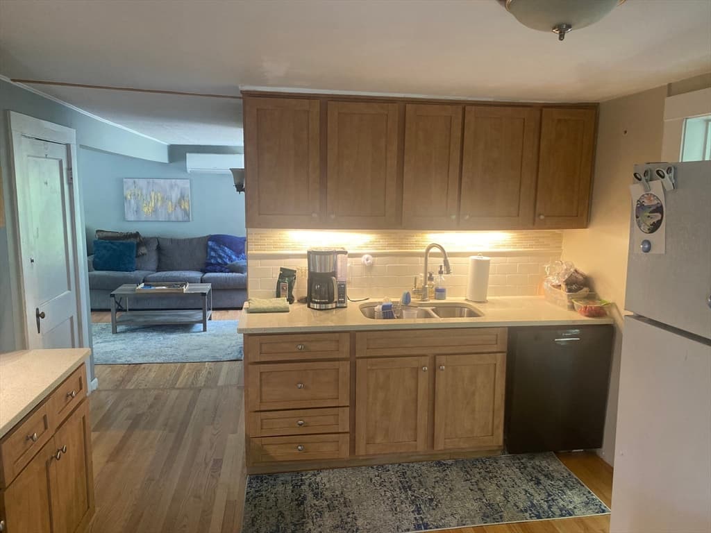 374 Park St photo 3