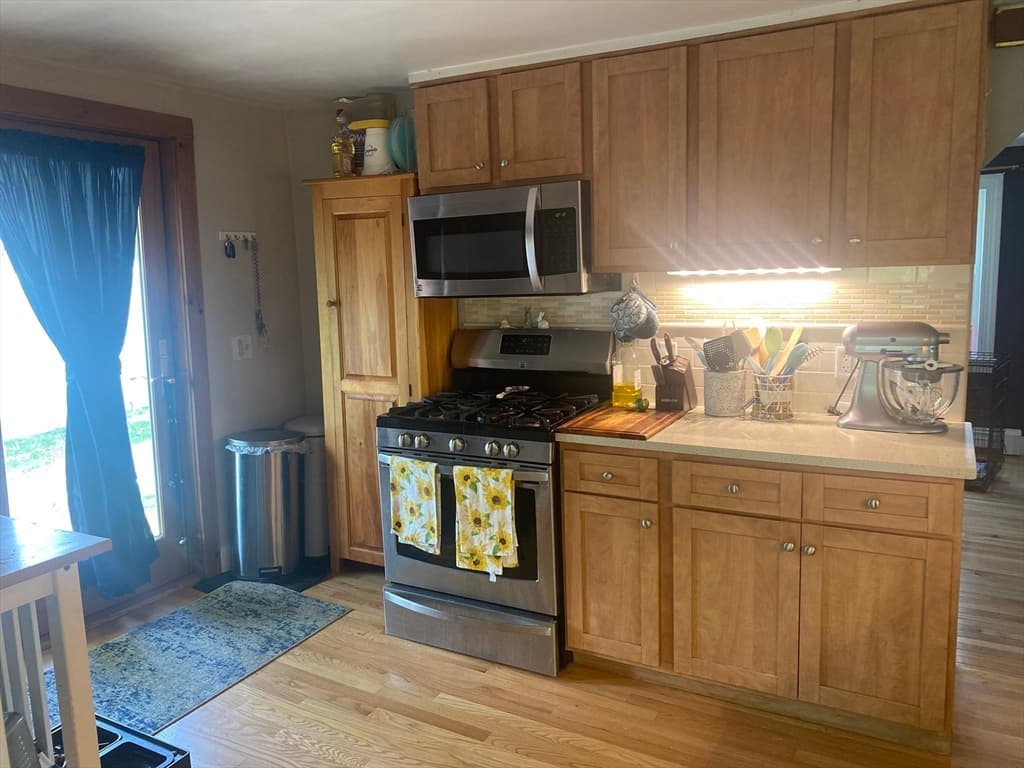 374 Park St photo 4