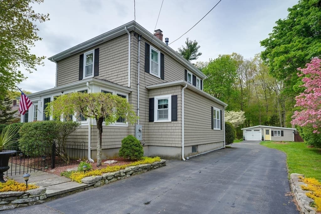 98 Hill Ave photo 3