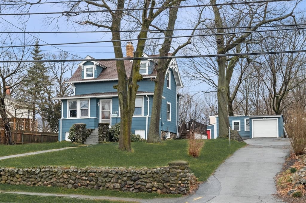 121 Bridge St
