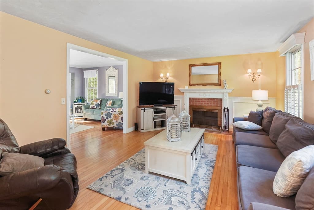 356 Rawson St photo 5