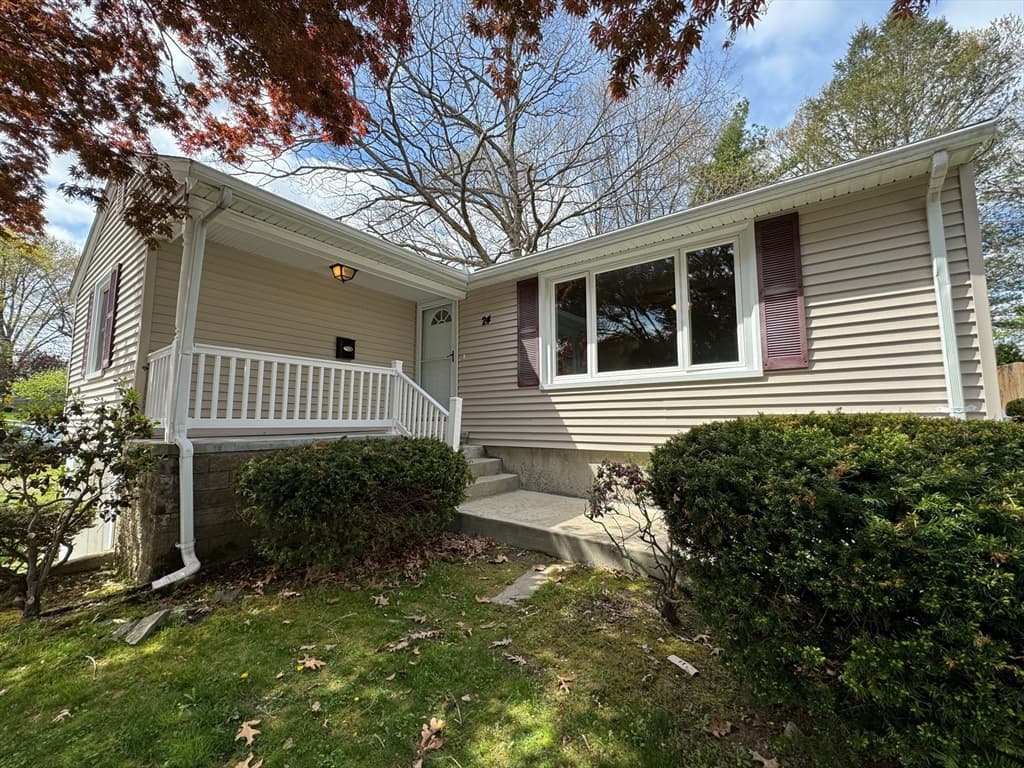 24 Howard Ave photo 3