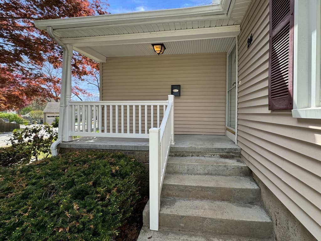24 Howard Ave photo 4