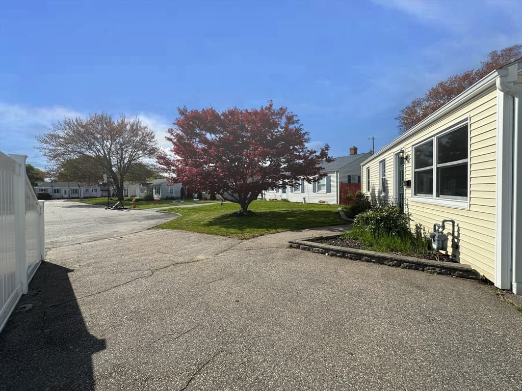 40 Rose Dr photo 4