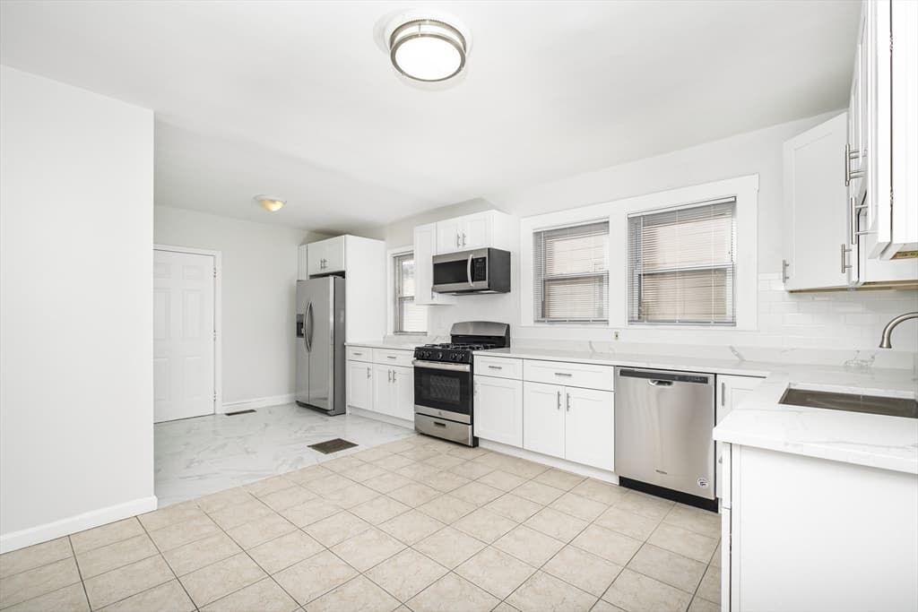 18-20 Benner Ave photo 2