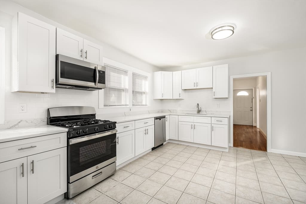 18-20 Benner Ave photo 3
