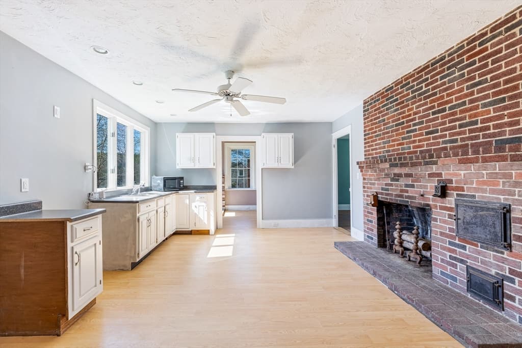 142 Elm St photo 3